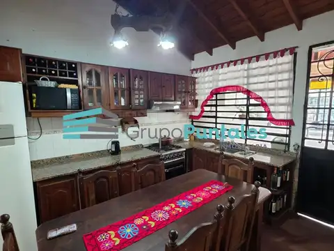 Casa mas departamento independiente en Monte Grande sobre lote de 10 x 37 metros