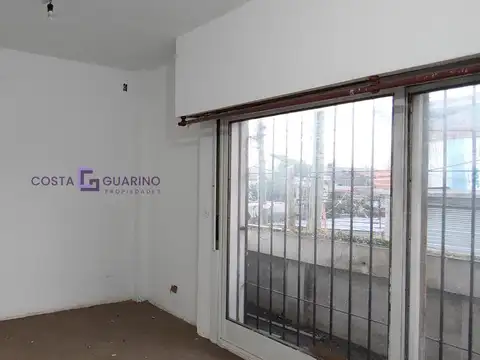 PH de 4 ambientes al frente en primer piso con patio, balcón y terraza
