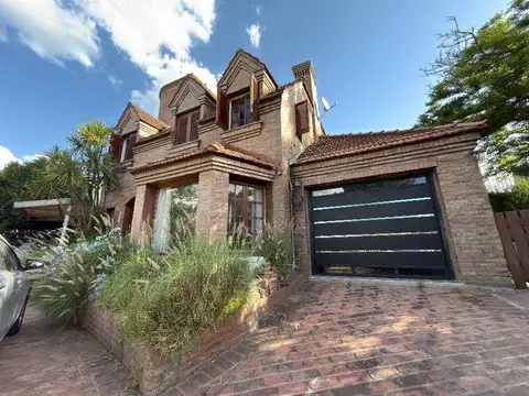 CASA DE 7 AMBIENTES EN BARRIO BANCO PROVINCIA