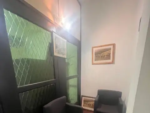 Oficia con excelente ubicación en el centro de Lomas de Zamora. Uso profesional.