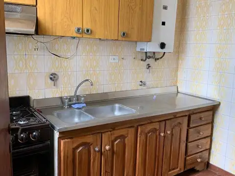 MONOAMBIENTE DIVIDIDO  COCINA SEPARADA  MUY LUMINOSO
