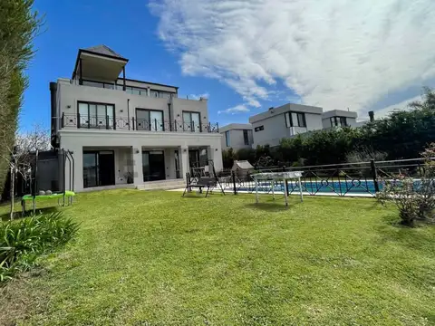 Casa a la laguna en Los Lagos Nordelta
