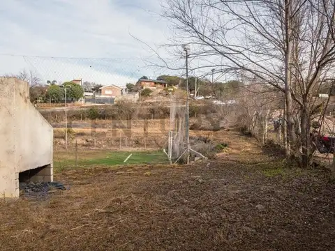 EXCLUSIVO LOTE DE 3.013 m² c/ CANCHA DE FÚTBOL Y GRAN POTENCIAL DE DESARROLLO EN VILLA CARLOS PAZ