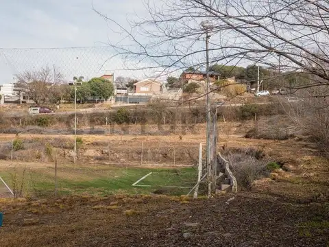 EXCLUSIVO LOTE DE 3.013 m² c/ CANCHA DE FÚTBOL Y GRAN POTENCIAL DE DESARROLLO EN VILLA CARLOS PAZ