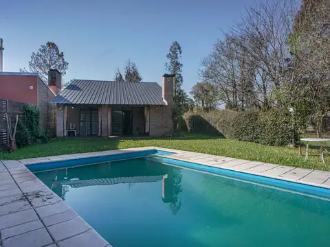 Venta Gran casa de esquina en barrio Los Troncos Funes
