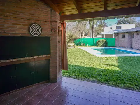 Venta Gran casa de esquina en barrio Los Troncos Funes