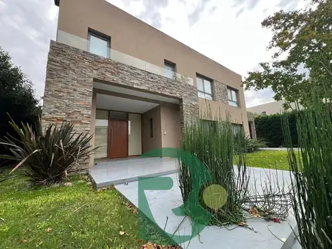 Casa en Venta con 6 cocheras