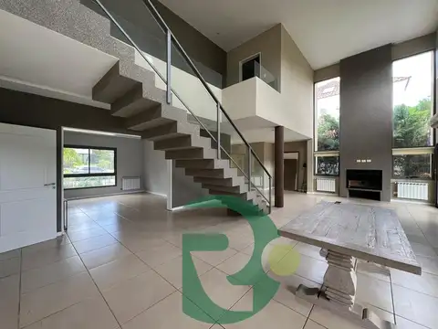Casa en Venta con 6 cocheras