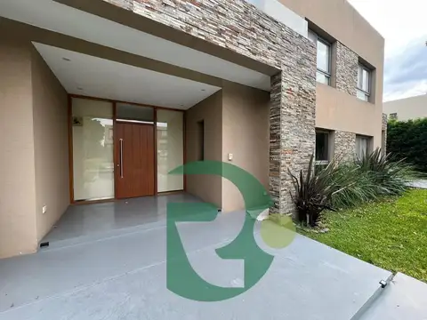 Casa en Venta con 6 cocheras