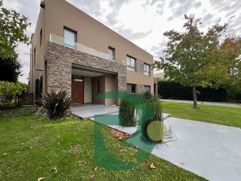 Casa 5 ambientes con 4 baños