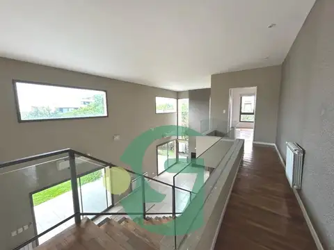 Casa 5 ambientes con 4 baños