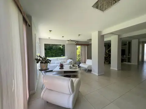 Casa 9 ambientes con 6 baños