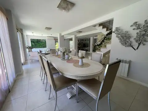 Casa en Venta con 4 cocheras