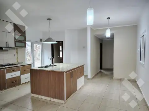 Casa 6 ambientes con 2 baños