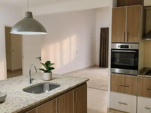 En venta, Casa de 3 dormitorios, garaje, Quincho y Pileta,  B. Jardines del Hilmar, Plottier