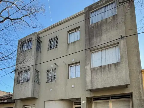 71 e/ 6 y 7 500, Piso 1