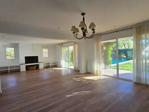 Casa en Alquiler con 2 cocheras