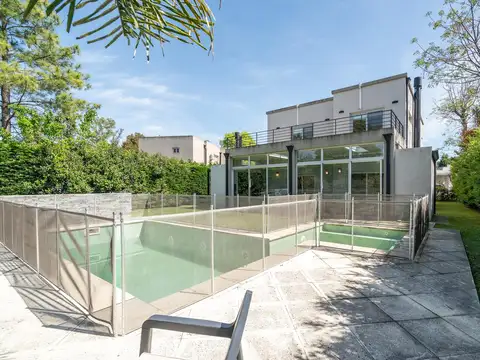 Casa en venta en Barrio Privado El Aromo en Loma Verde - 3 dormitorios con pileta - Apto credito