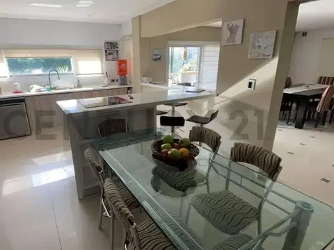 Casa en venta 6 amb 4 dorm con pileta Barrio Alvear Benavide