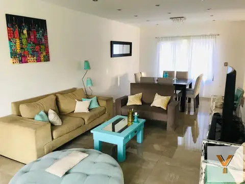 Casa en venta - 5 Dormitorios 3 Baños - Cochera - 610Mts2 - Mar del Plata