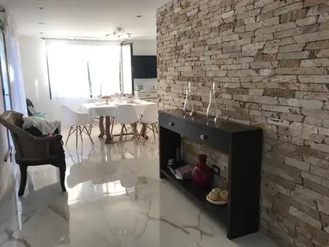 Casa 7 ambientes con 2 baños