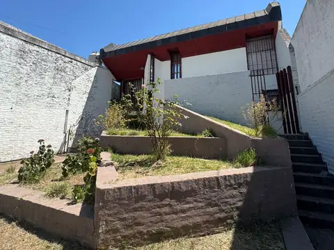 Gran casa con pileta y amplio parque a la venta en 25 De Mayo.