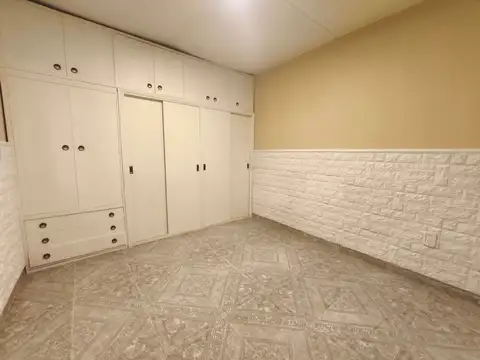 Casa en Alquiler con 2 cocheras