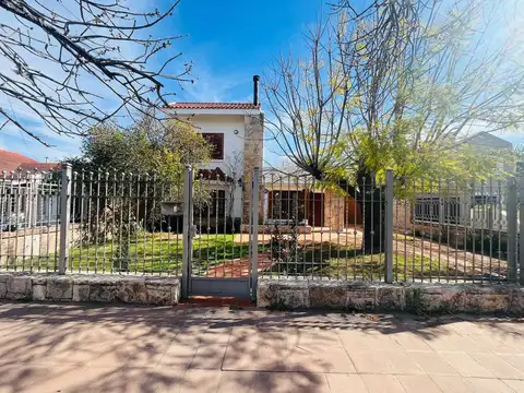 VENTA CASA SOBRE AVENIDA FADER - 4 DORMITORIOS