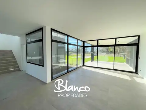 Casa 4 ambientes con 4 baños