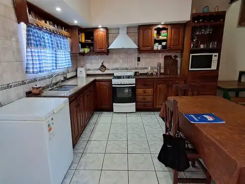VENDE CASA 4 AMBIENTES CAÑUELAS