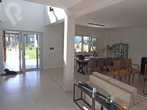 Casa 6 ambientes con 4 baños