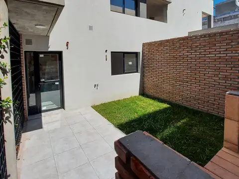 Alquiler PH un dormitorio con patio, parrillero y cochera