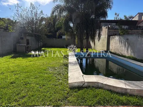 Casa en Venta  5 ambientes con parque y pileta