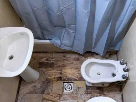 Casa 8 ambientes con 2 baños