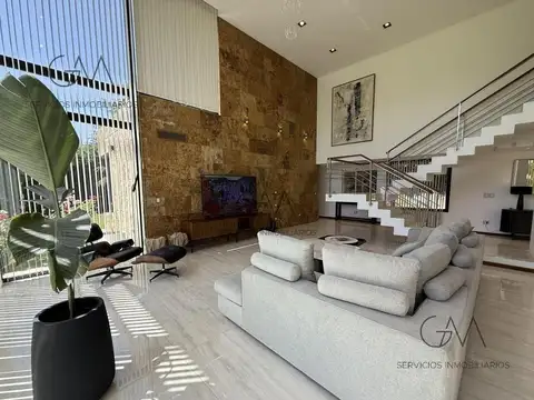 Casa en Alquiler con 6 cocheras