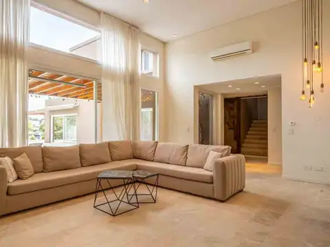 Casa en Alquiler con 2 cocheras