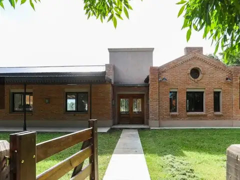 Casa en venta c/ cochera en Santa Catalina