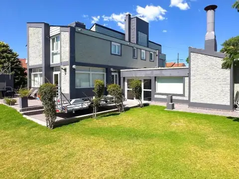 CASA EN VENTA 5 AMBIENTES CON PISCINA Y QUINCHO