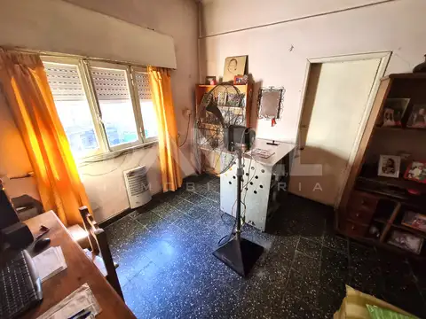 VIVIENDA CON LOCAL SOBRE AV. BRANDSEN! EDIFICADO SOBRE UN LOTE DE 300 M2, EL INMUEBLE CUENTA CON: