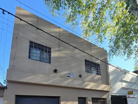 Casa de 2 plantas/3 dormitorios/garage/quincho/cochera