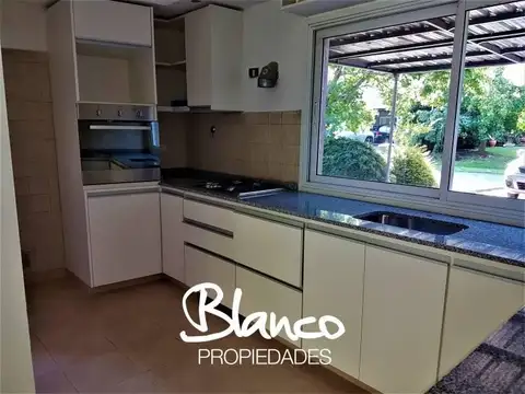 Casa 4 ambientes con 3 baños
