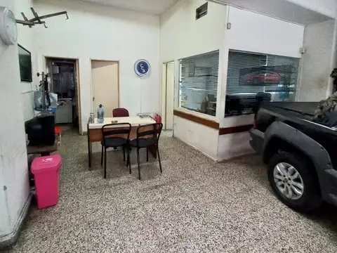 Local Comercial I Con Oficina I A la calle sobre Avenida