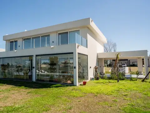 Casa en Venta con 2 cocheras