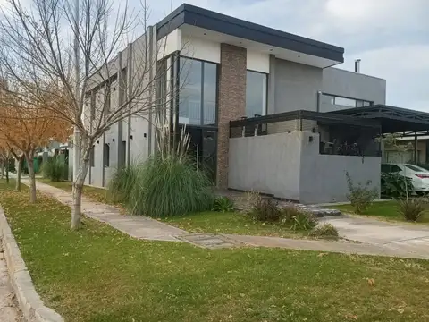 Casa 5 ambientes con 3 baños