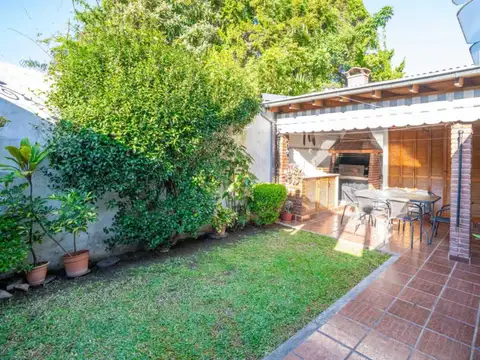 Casa c/jardin y parrilla en venta en Florida Este