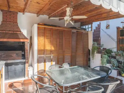 Casa 6 ambientes con 2 baños