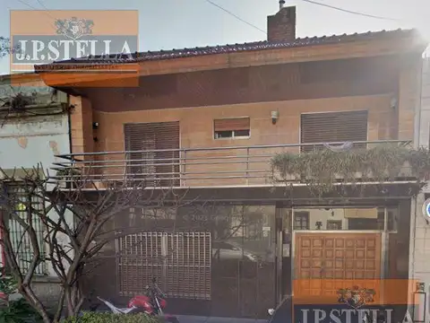 Casa 4 Amb. c/ Dpto de 2 Amb. Cochera 2 autos y pileta - S.Justo (Ctro)