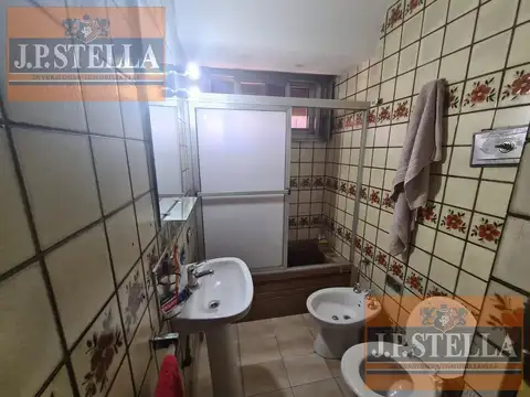 Casa 4 Amb. c/ Dpto de 2 Amb. Cochera 2 autos y pileta - S.Justo (Ctro)