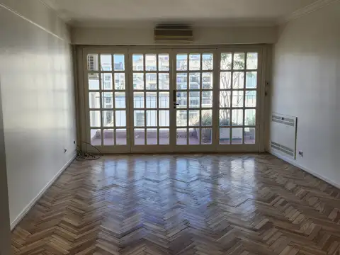 Pleno Corazón de Recoleta. Hermoso frente con buena vista, lleno de luz, 2 dormitorios, escritorio 1 baño y 1 toilette Balcón aterrazado