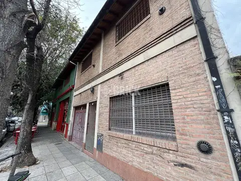 CASA EN LOTE DE 8.66X20 MTS EN FITZ ROY AL 1700 - 236 M2 CUB IMPEC GARAGE BAULERA GRAN TZA PATIO